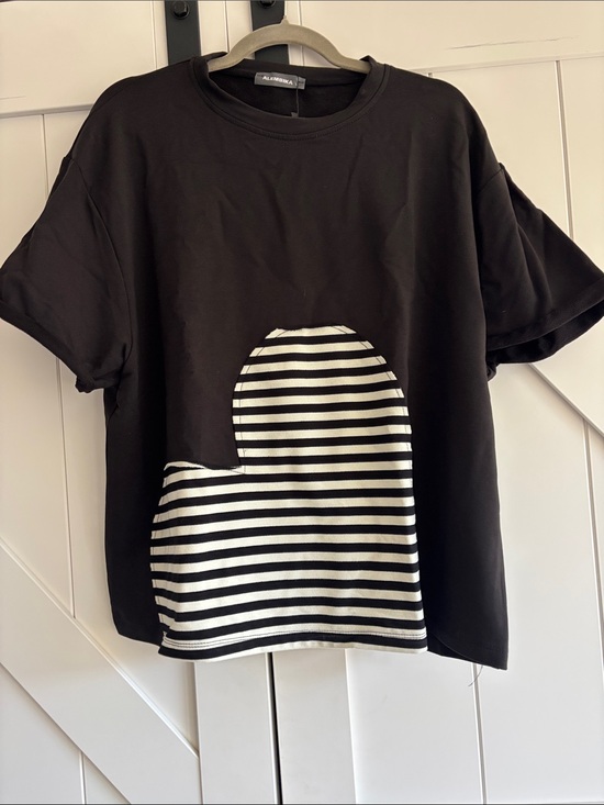 Alembika Tops - Alembika Gigi Relaxed Short-Sleeve Tee with Striped Heart Detail